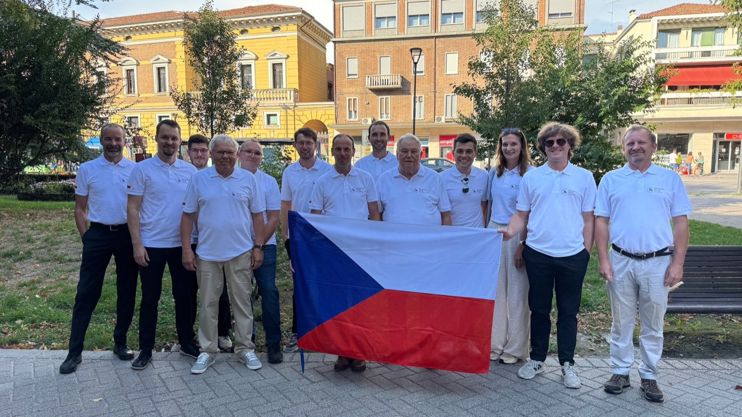 Český reprezentační tým navigačního létání s českou vlajkou